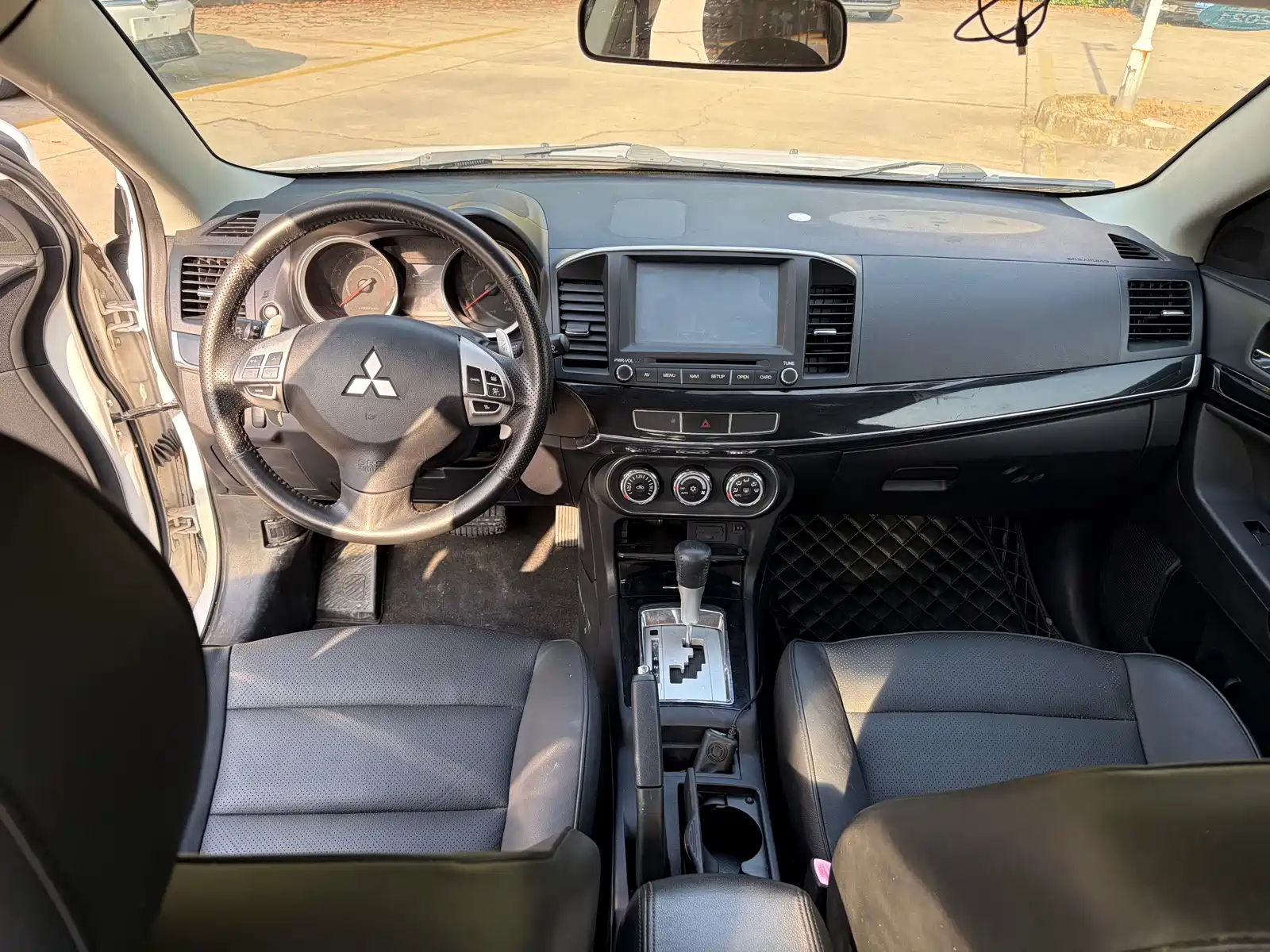 Photo 5 - Mitsubishi Lancer EX