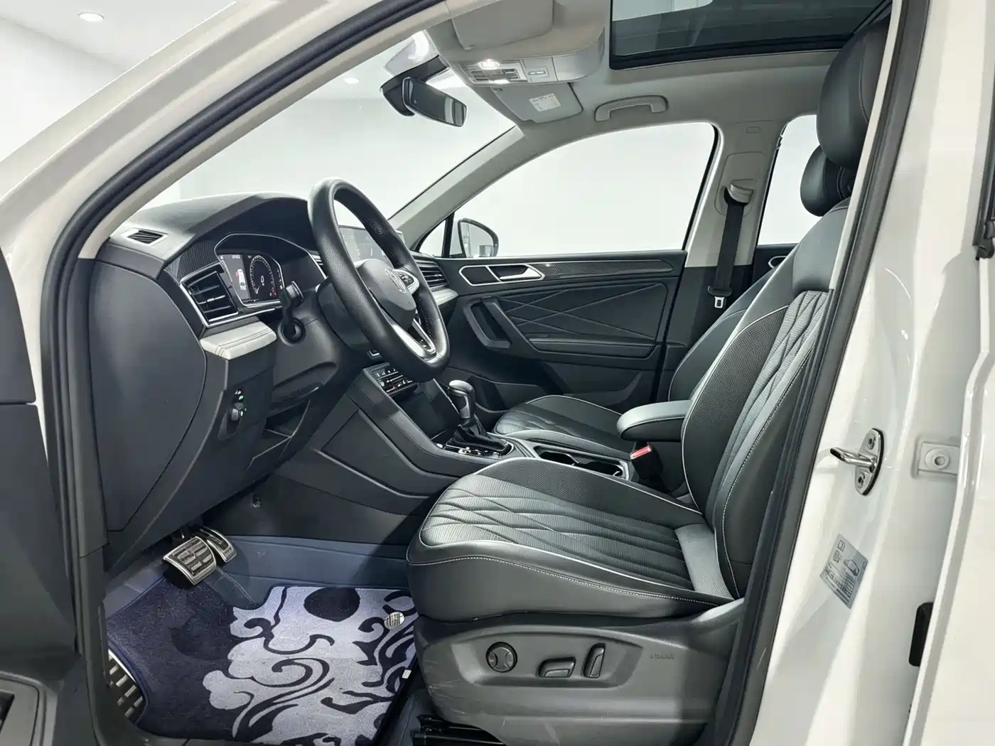 Volkswagen Tiguan L 2024 330TSI Automatic 2WD R-Line Premium Enjoyment Edition фото 4