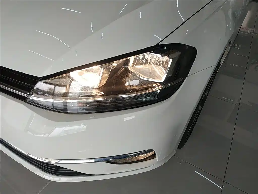 Volkswagen Golf 2018 230TSI Automatic Luxury фото 24