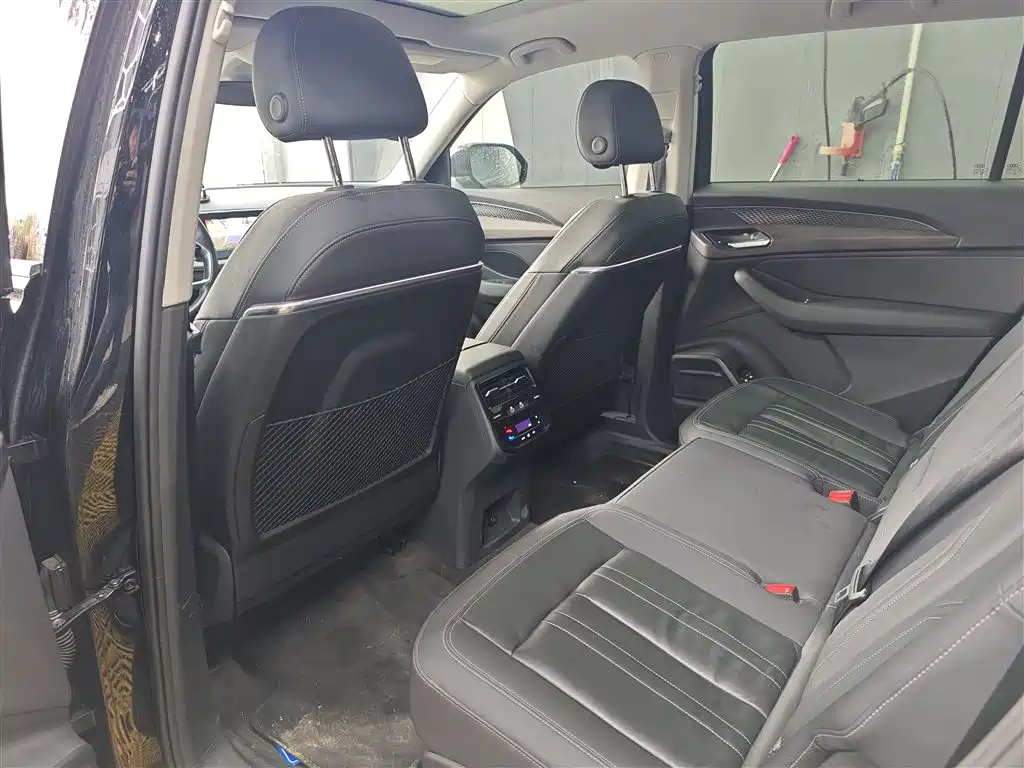 AUDI Q6
