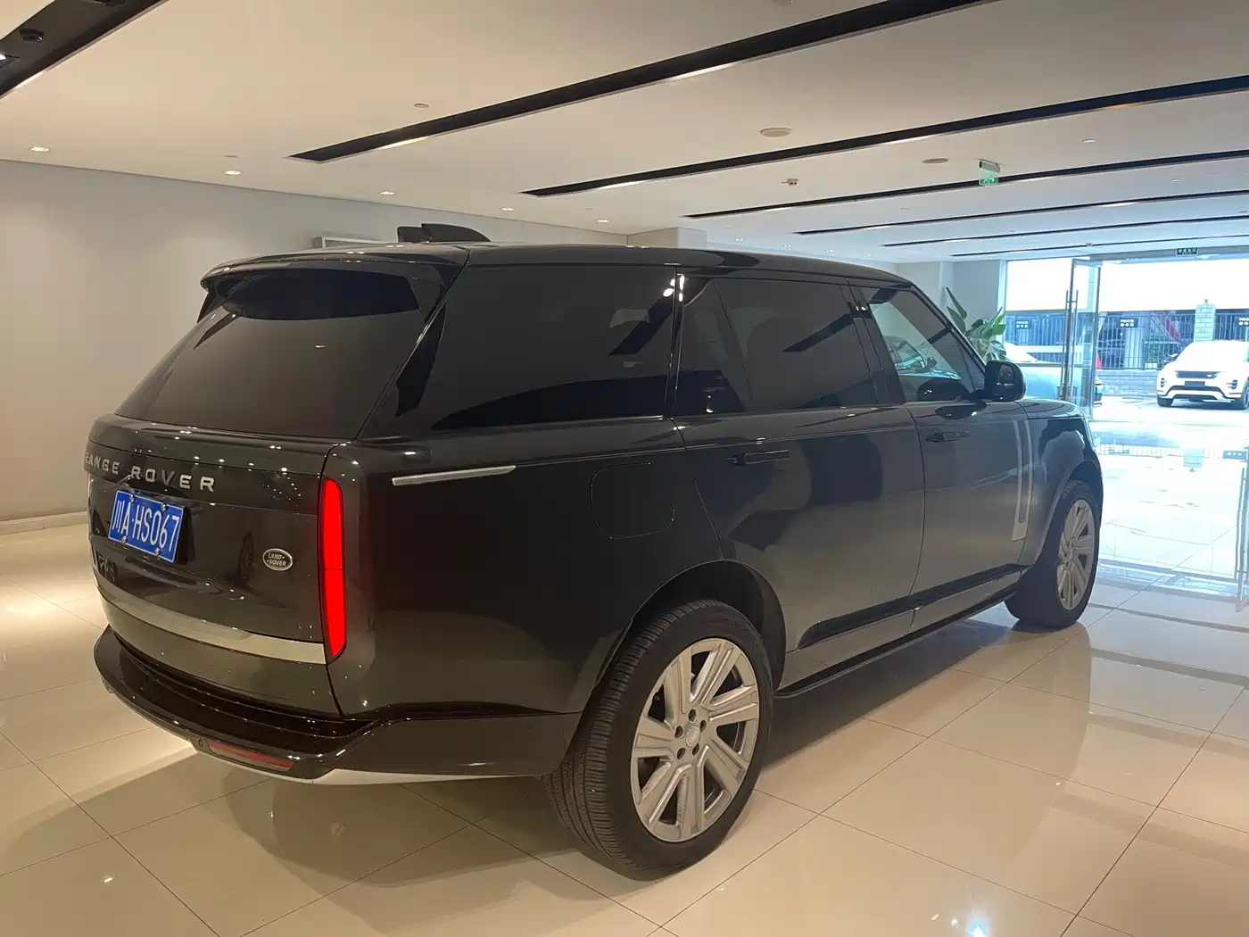 Land Rover Range Rover 2024 3.0 L6 400PS Genesis Extended фото 2
