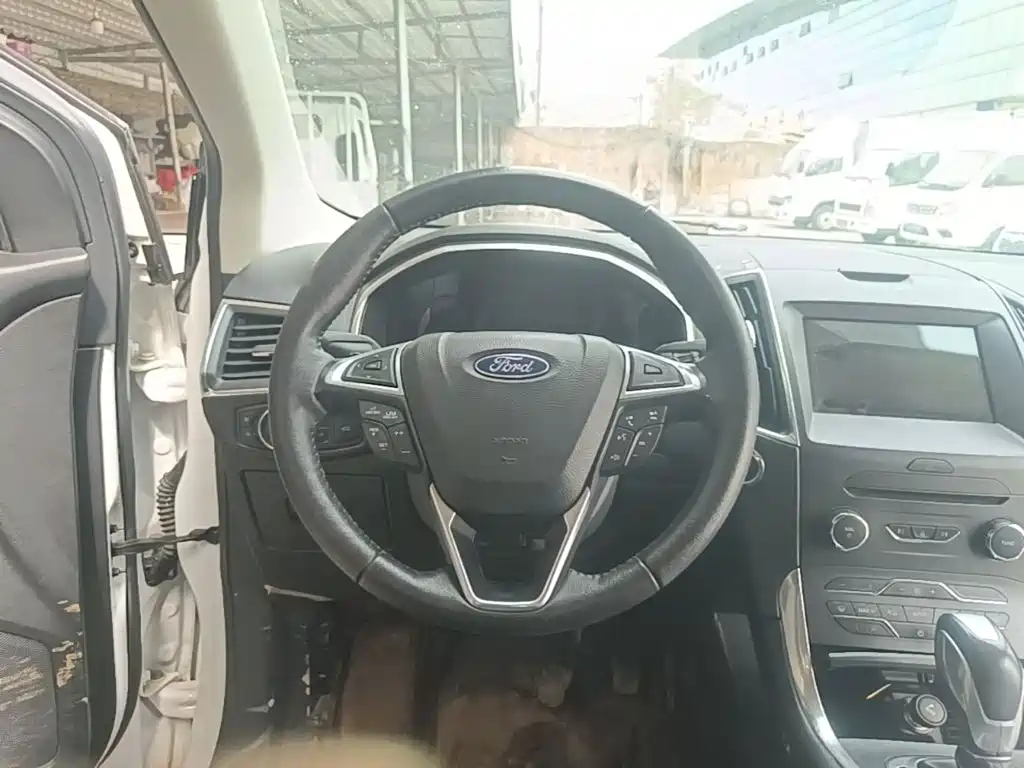 Фото 11 - Ford Edge
