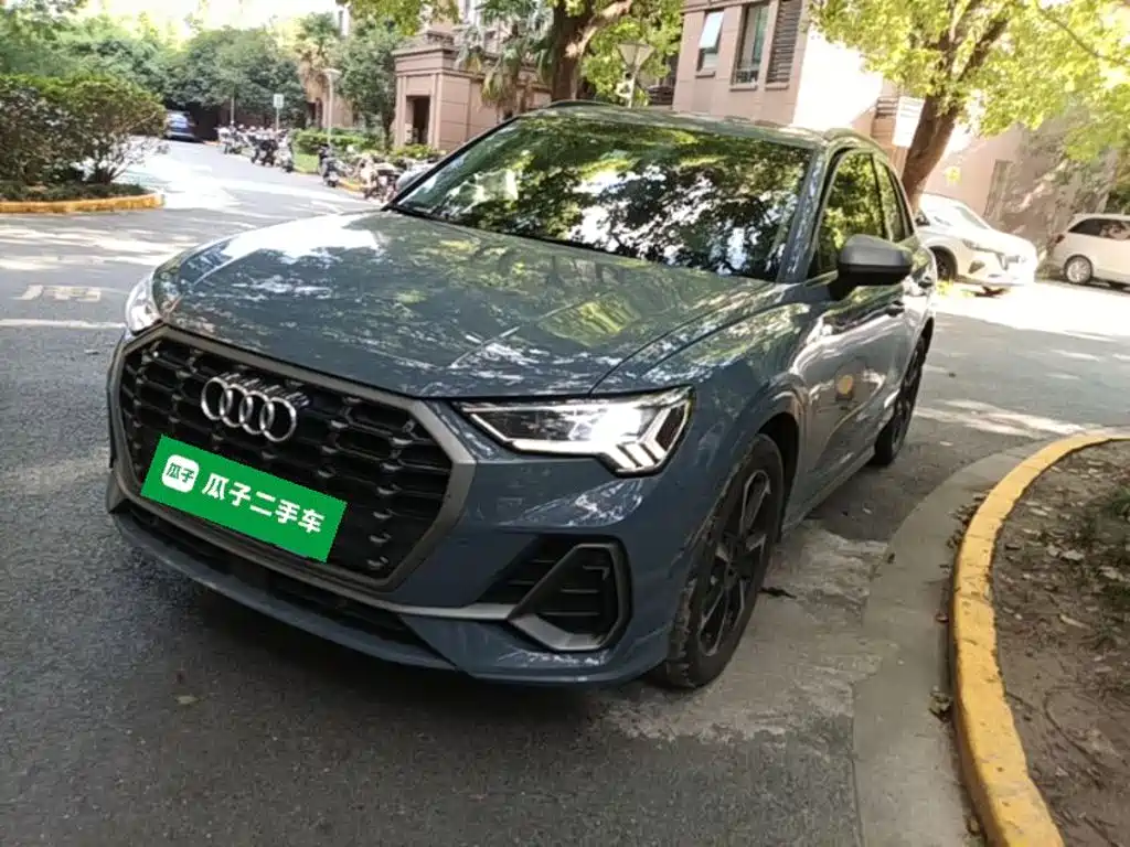 Photo 2 - Audi Q3