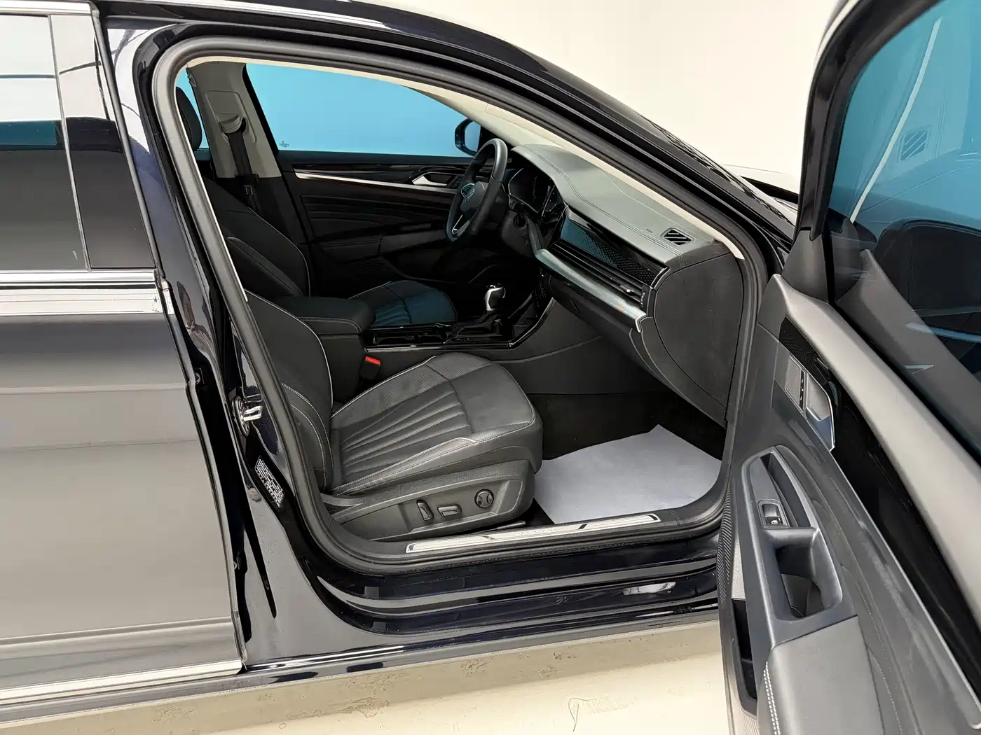 Volkswagen Passat 2024 380TSI Starlight Luxury Edition фото 11