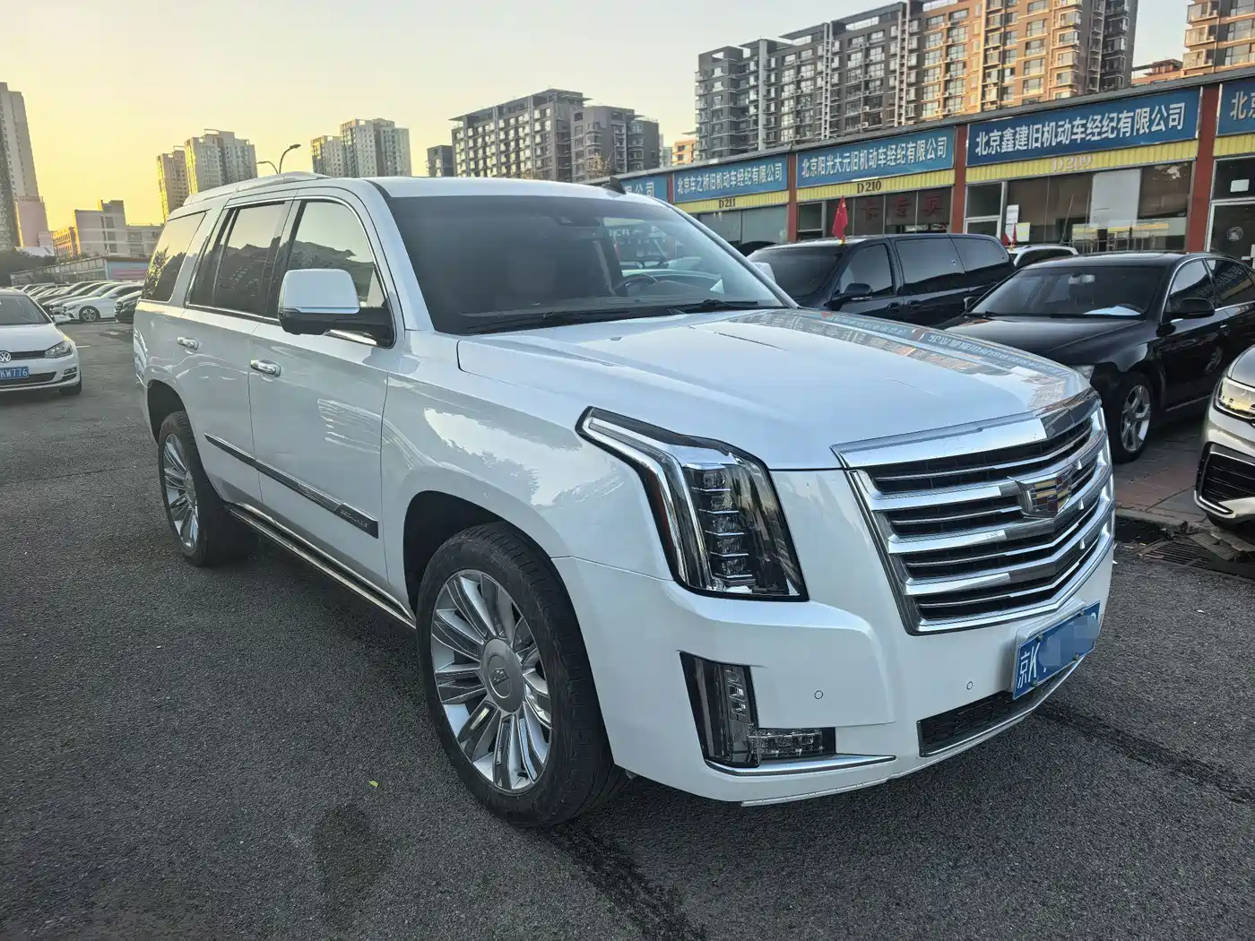 Cadillac Escalade 2017 6.2L ESV Platinum Extended фото 2