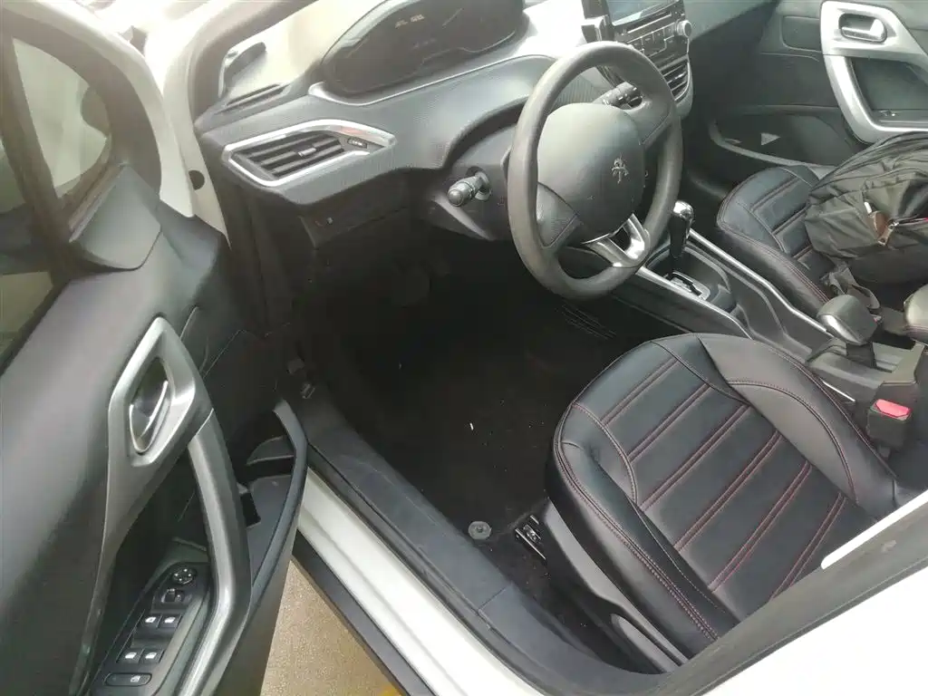 Peugeot 2008 2014 1.6L Automatic Trend Edition фото 16