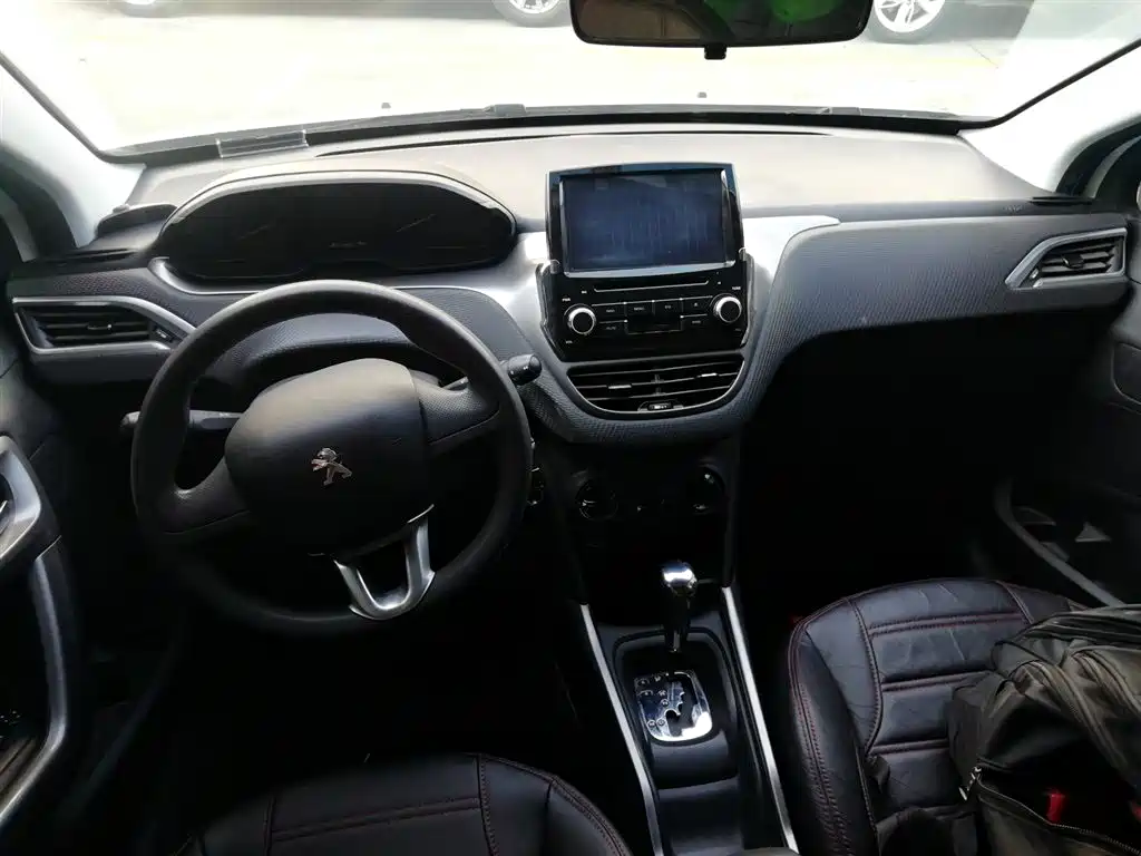 Peugeot 2008 2014 1.6L Automatic Trend Edition фото 10