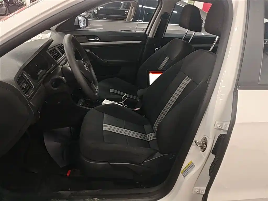 Volkswagen Lavida Tour 2015 1.6L Automatic Trend Edition фото 15