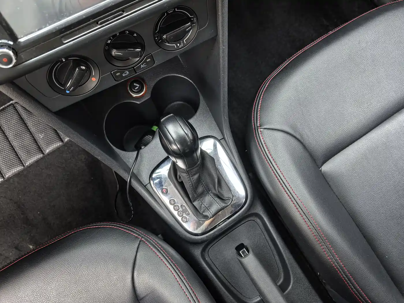 Volkswagen Polo 2013 1.6L Automatic Comfort Edition фото 15