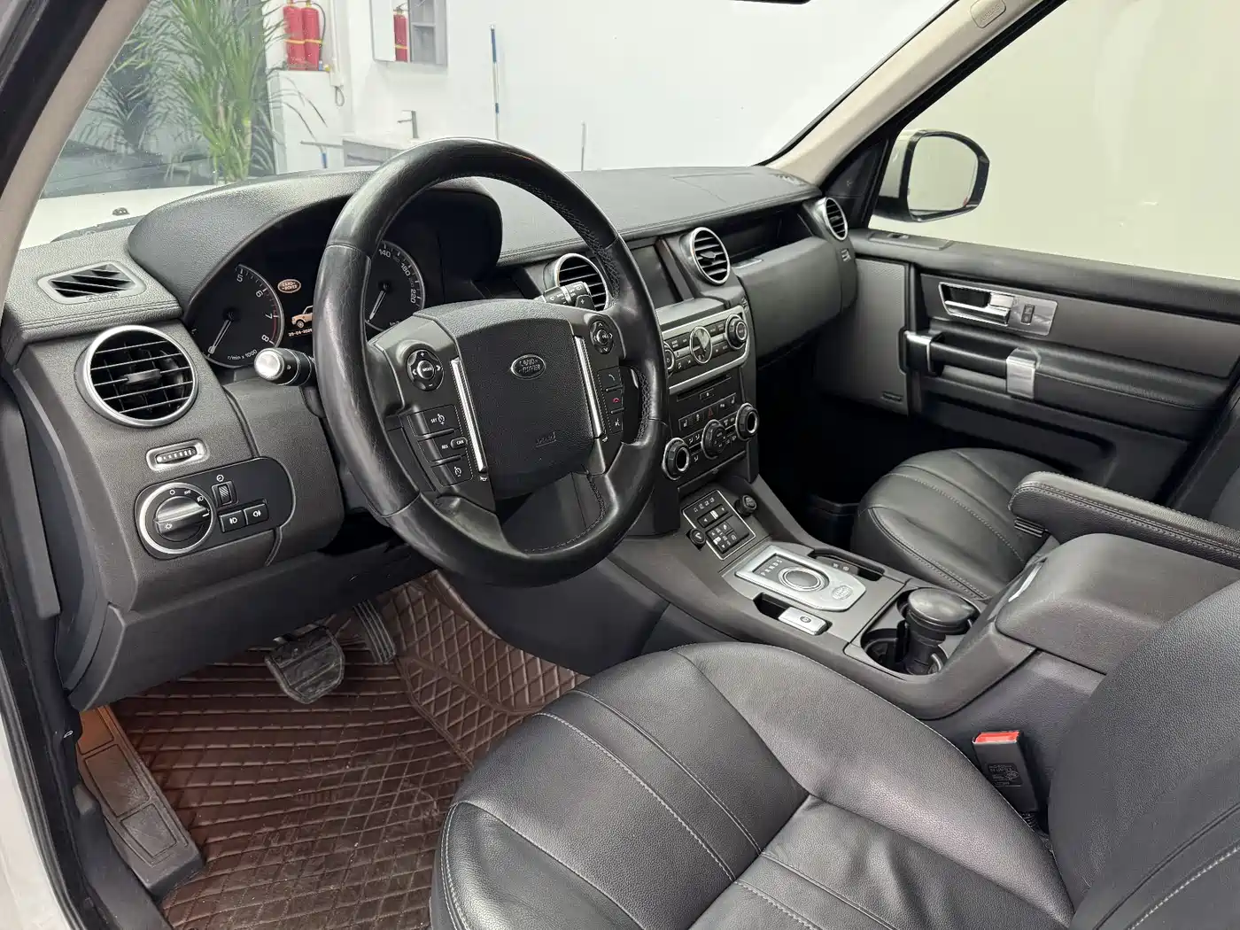 Land Rover Discovery 2015 3.0 SC V6 SE фото 9