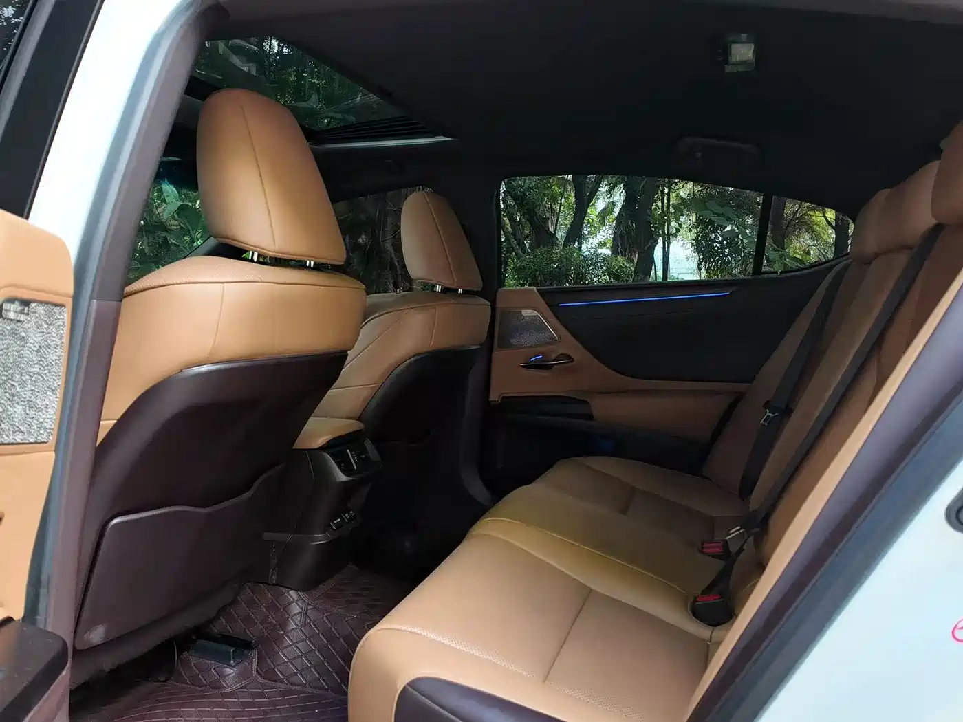 Фото 8 - Lexus ES