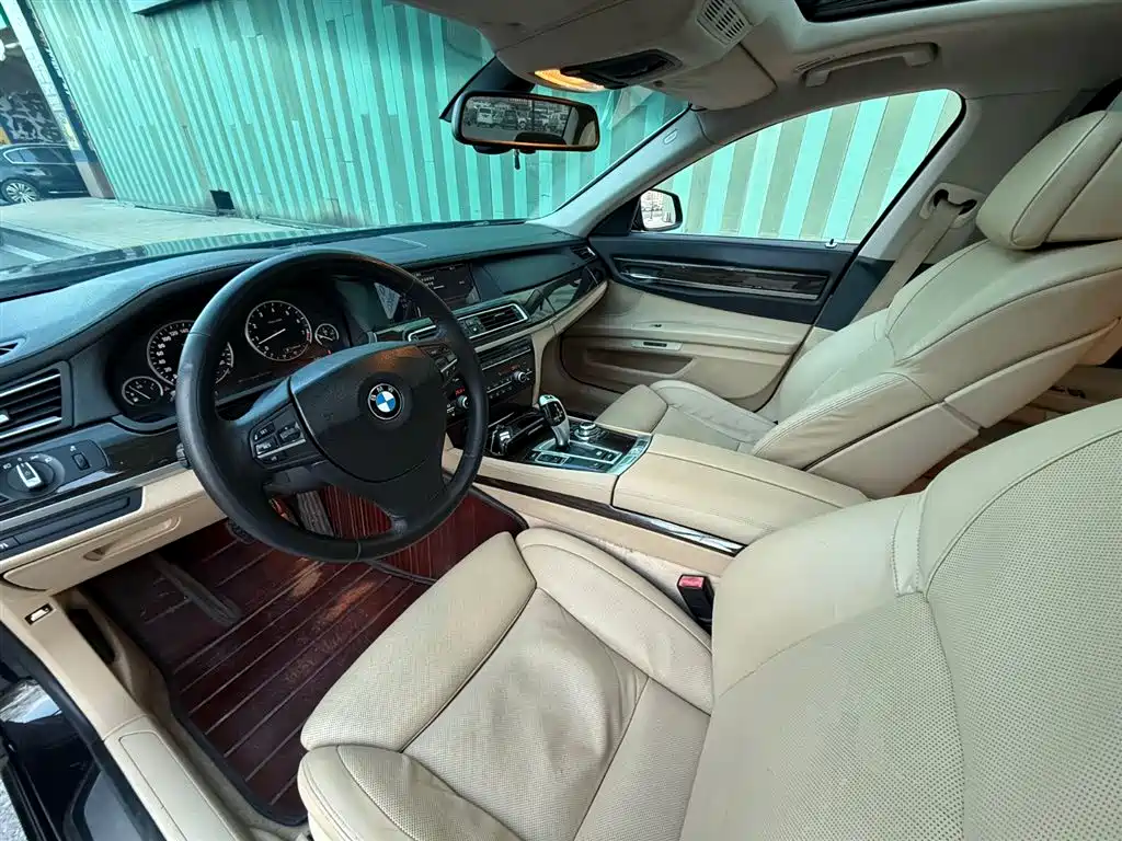 BMW 7 Series 2009 740Li Luxury фото 3