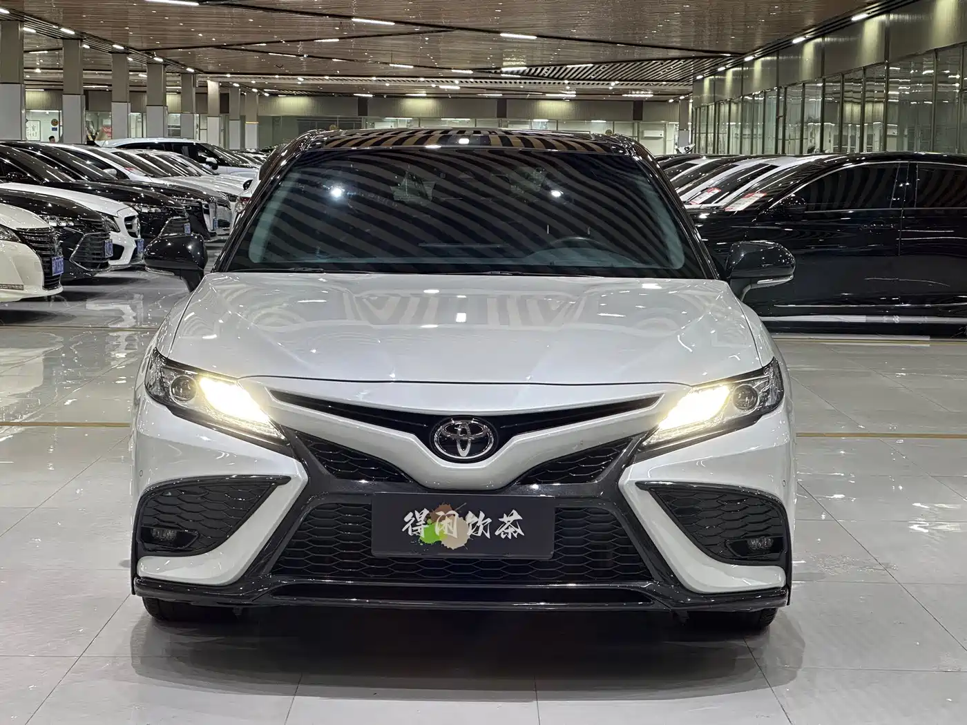 Фото 2 - Toyota Camry