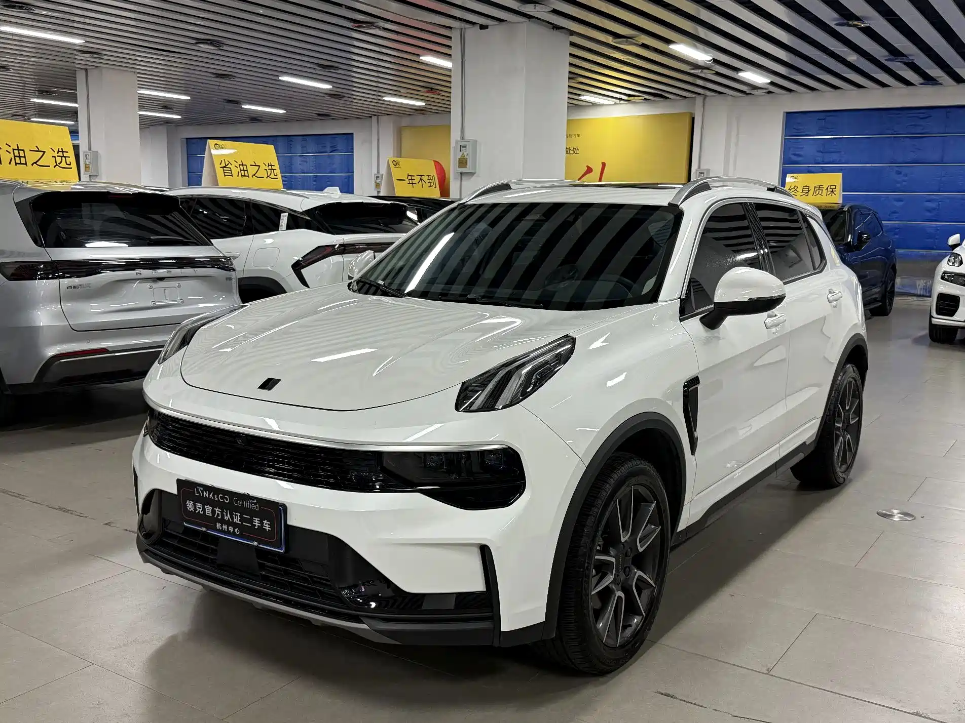 Фото 1 - Lynk & Co 01