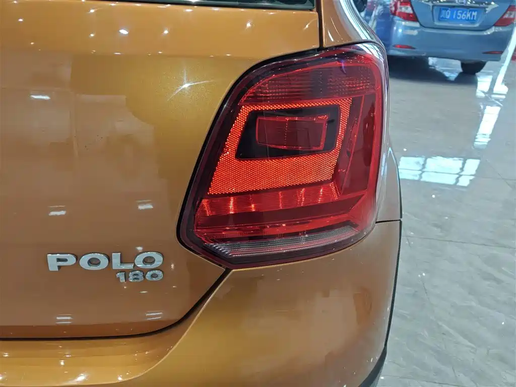 Volkswagen Polo 2016 1.6L Cross Polo Automatic фото 24