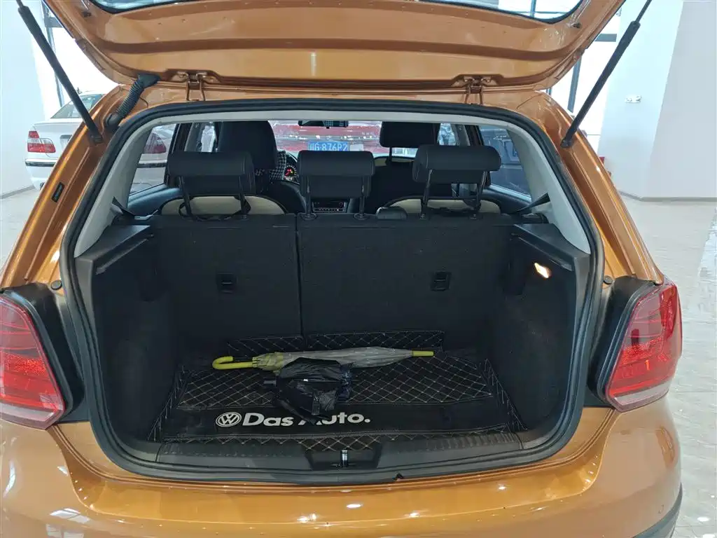 Volkswagen Polo 2016 1.6L Cross Polo Automatic фото 9