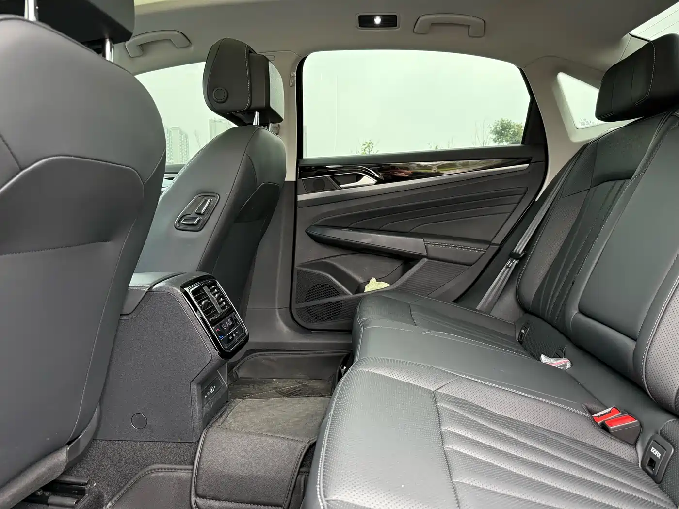 Volkswagen Passat 2025 Outstanding 380TSI Dragon Soaring Edition фото 11