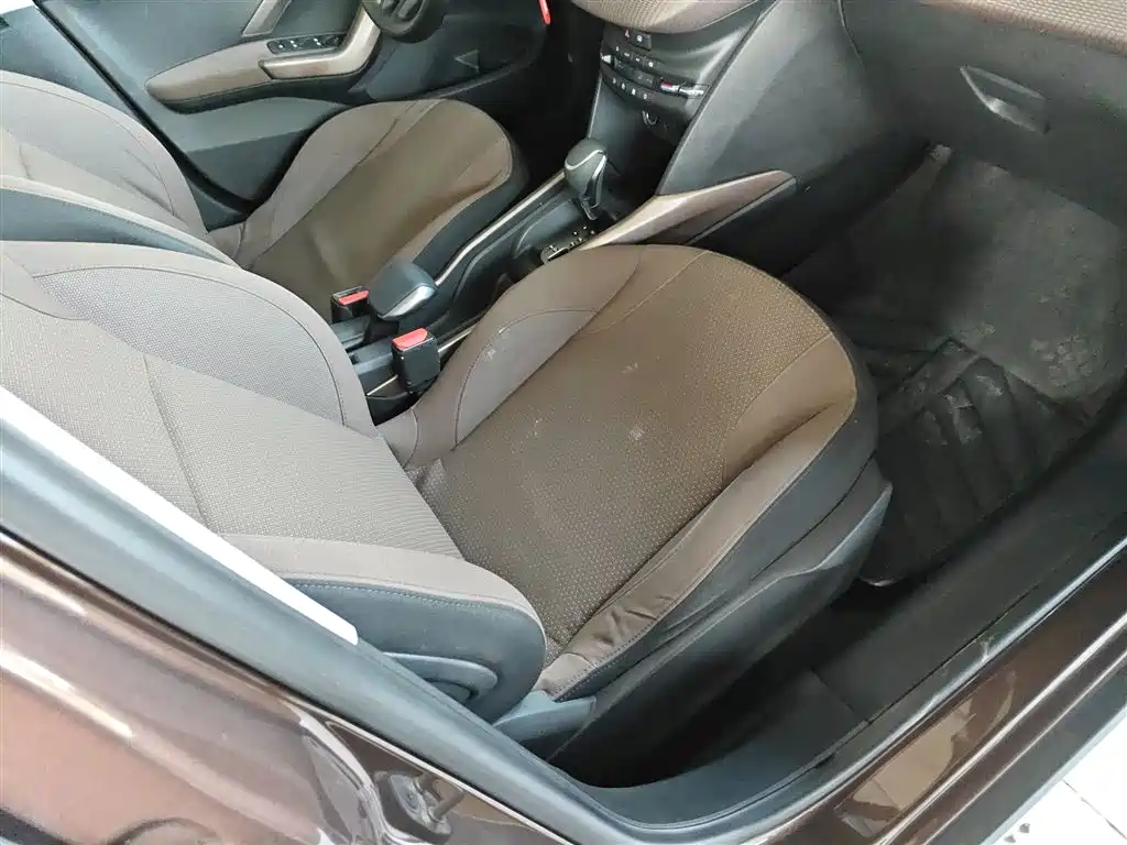 Peugeot 2008 2014 1.6L Automatic Fashion Edition фото 20