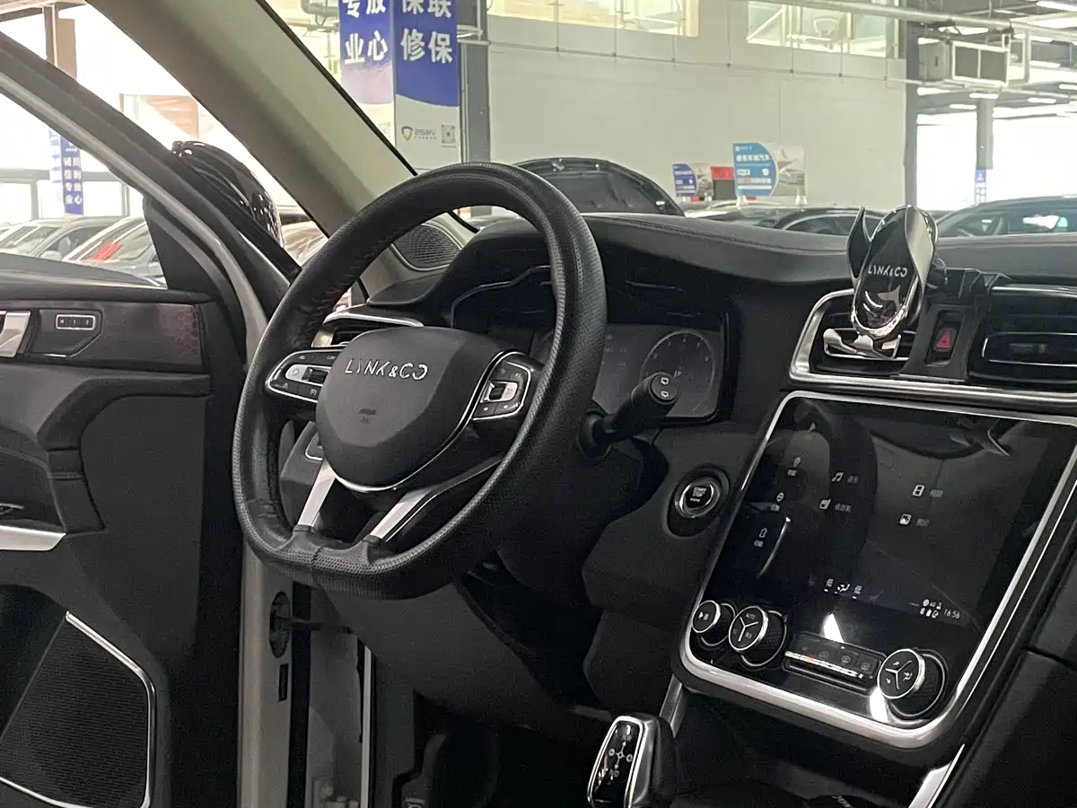Lynk & Co 01 2017 2.0T AWD Pro фото 10