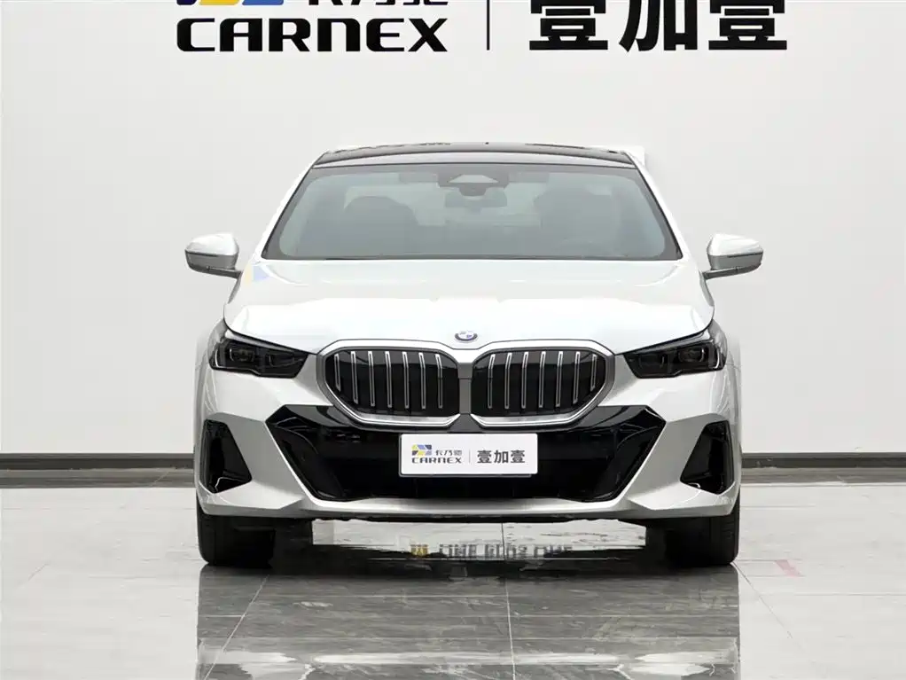 BMW 5 Series 2026 530Li Leading M Sport Package фото 2