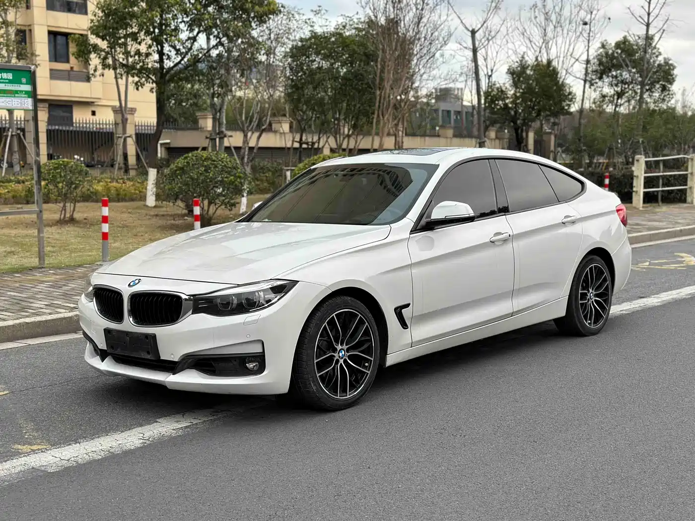 BMW 3 Series GT 2016 320i Fashion Style