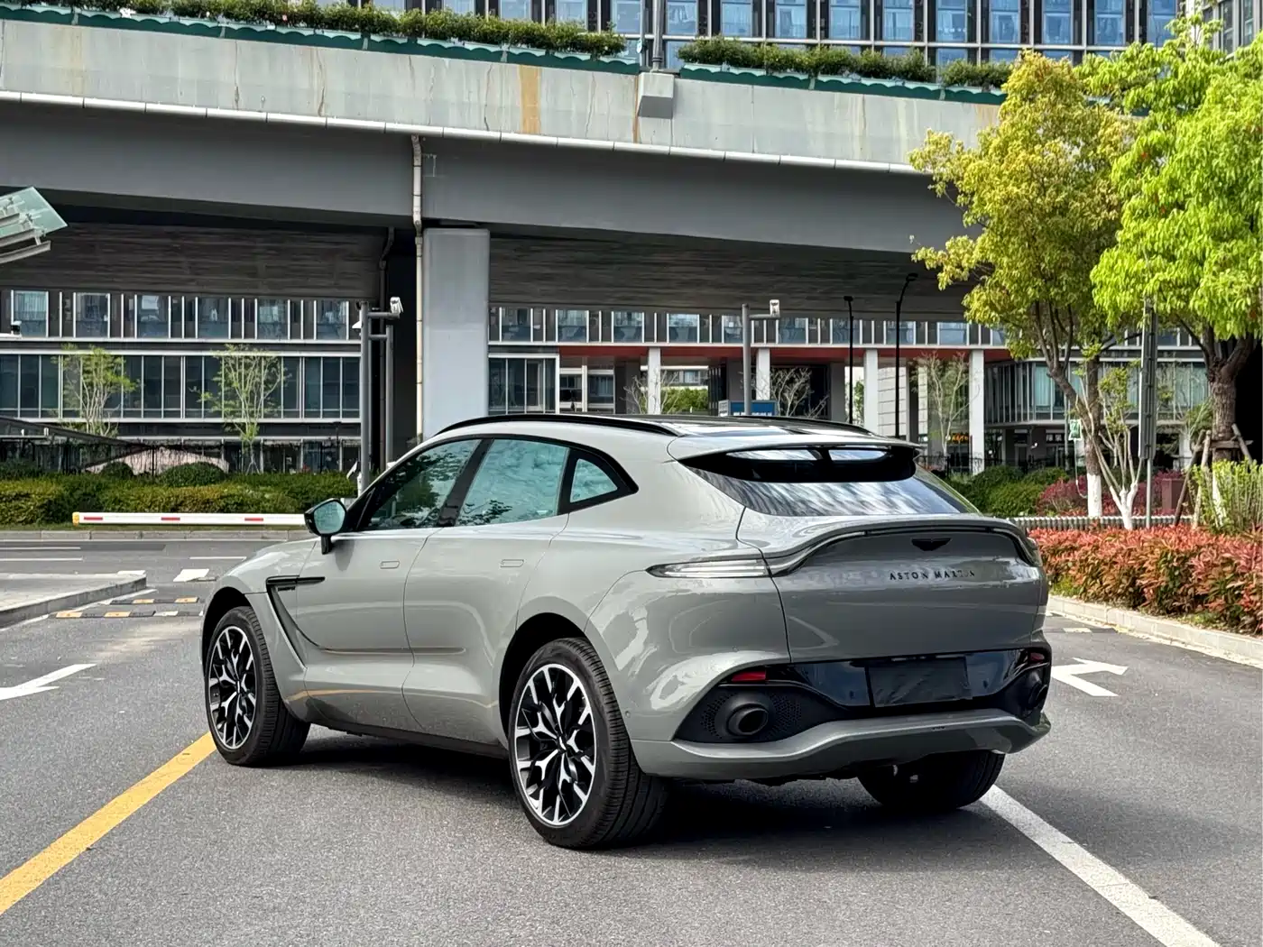 ASTON MARTIN DBX