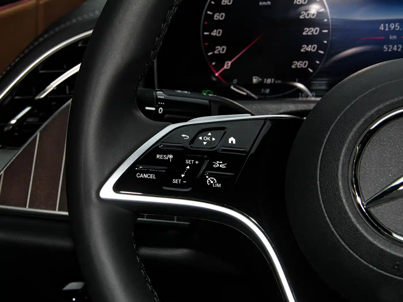 Mercedes-Benz E-Class 2025 E 300 L Fashion фото 19