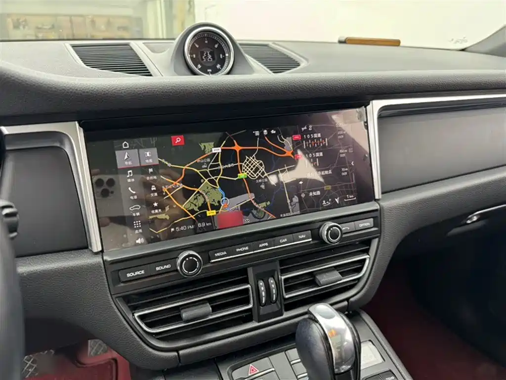 PORSCHE MACAN