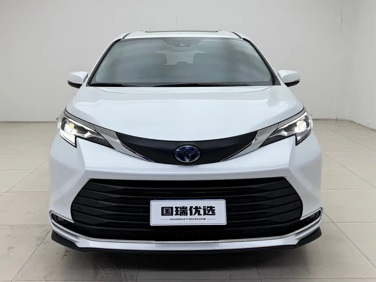 Toyota Sienna 2021 2.5L Hybrid Comfort Edition фото 2