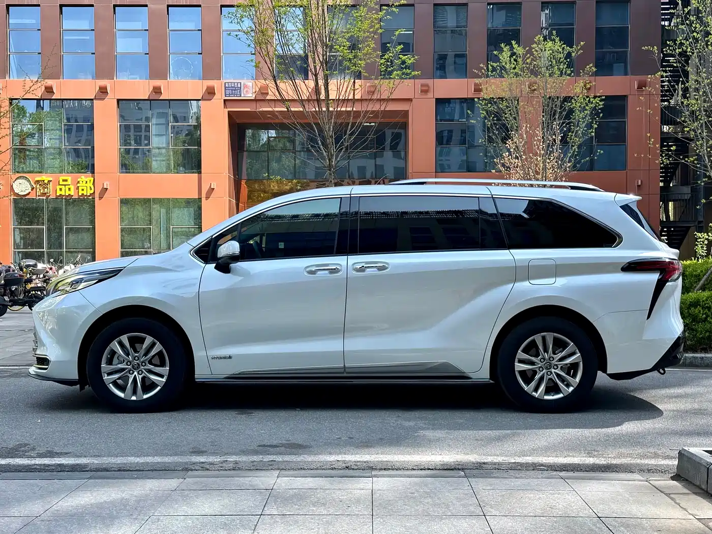 Toyota Sienna 2021 2.5L Hybrid Platinum Edition фото 4