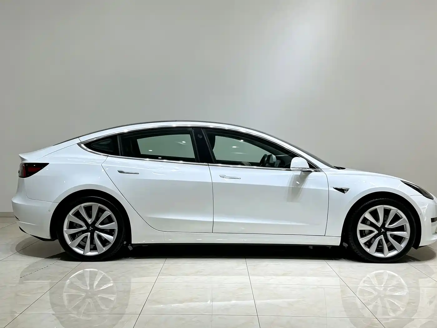 Tesla Model 3 (Import) 2019 2019 Long Range RWD Version