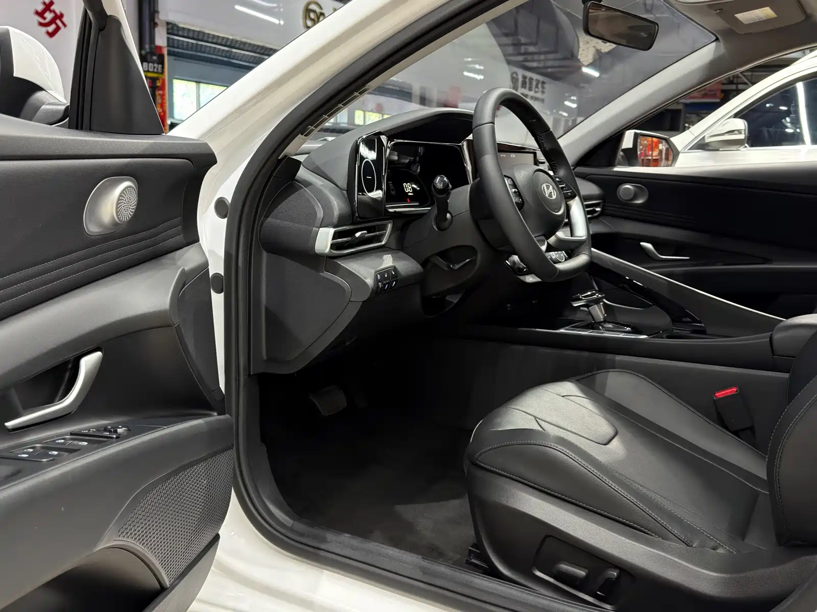 Фото 8 - Hyundai Elantra