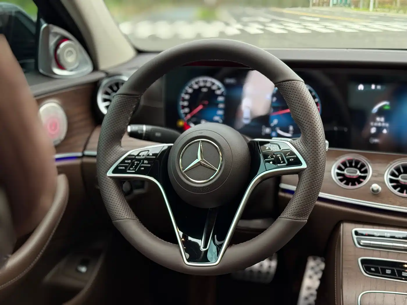 Mercedes-Benz E-Class 2022 Second Facelift E 300 L Luxury фото 8