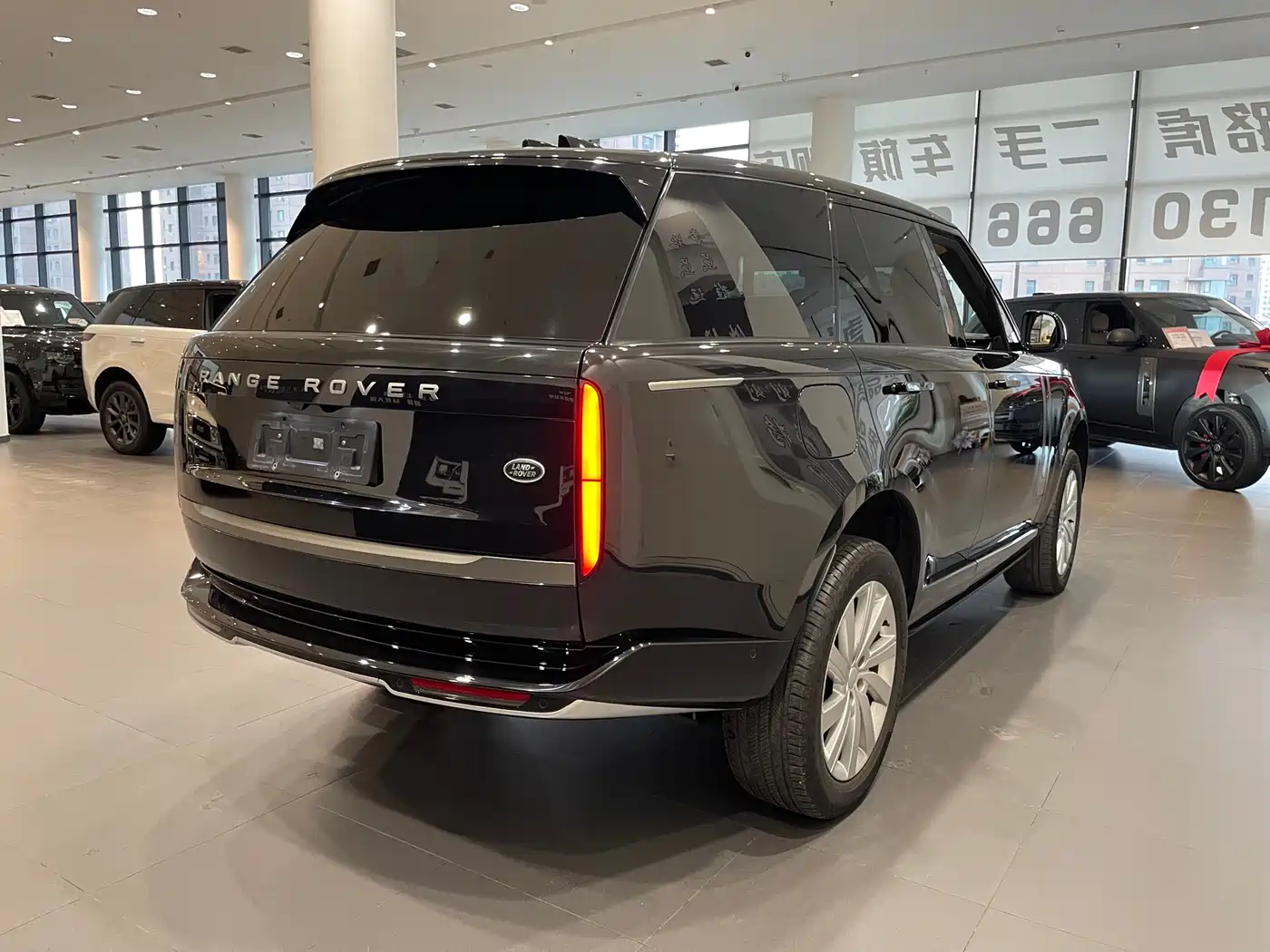Land Rover Range Rover 2024 3.0 L6 360PS Golden Age Edition фото 23