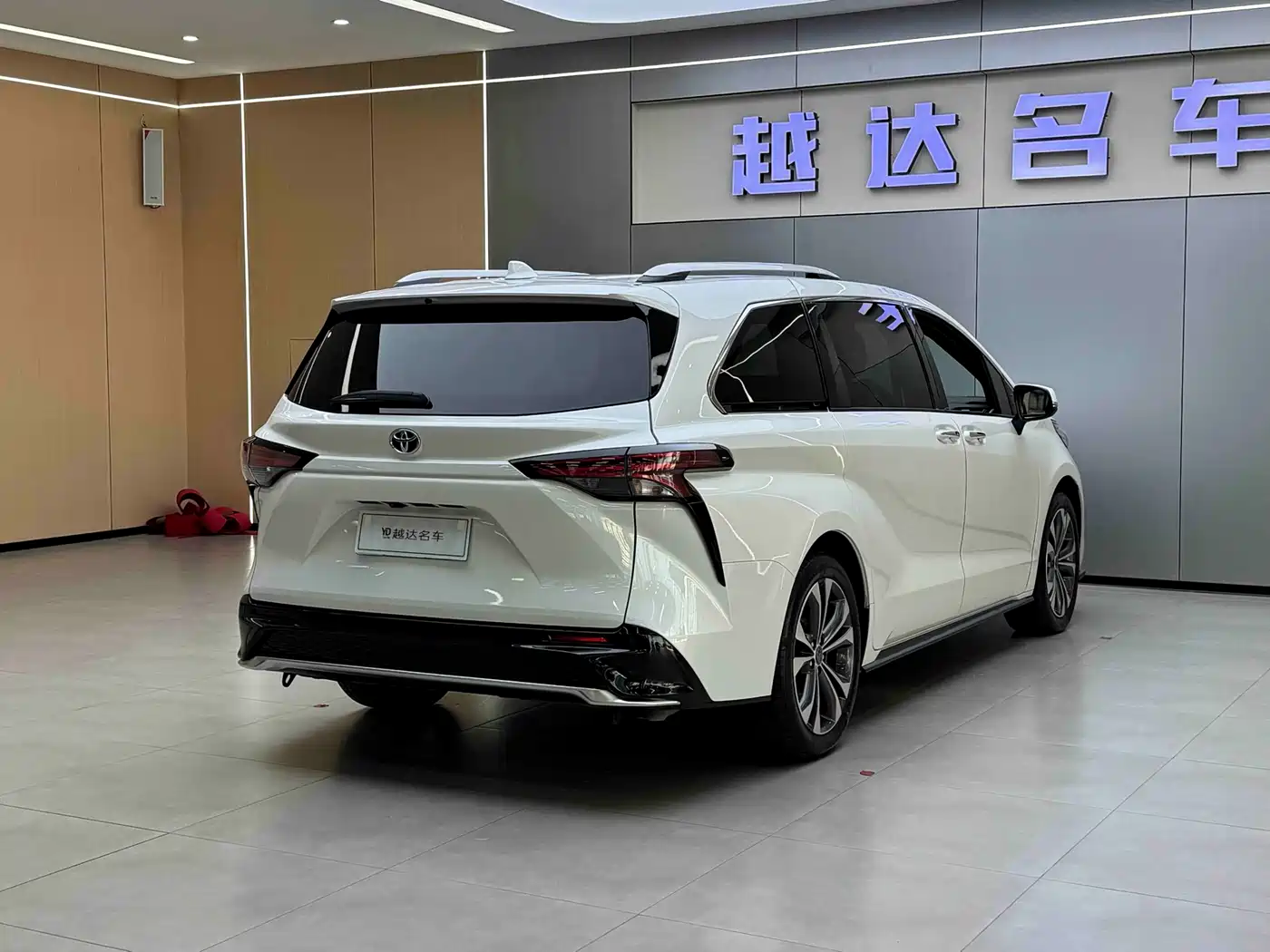 Toyota Granvia 2023 2.5L Hybrid Flagship VIP Edition фото 23