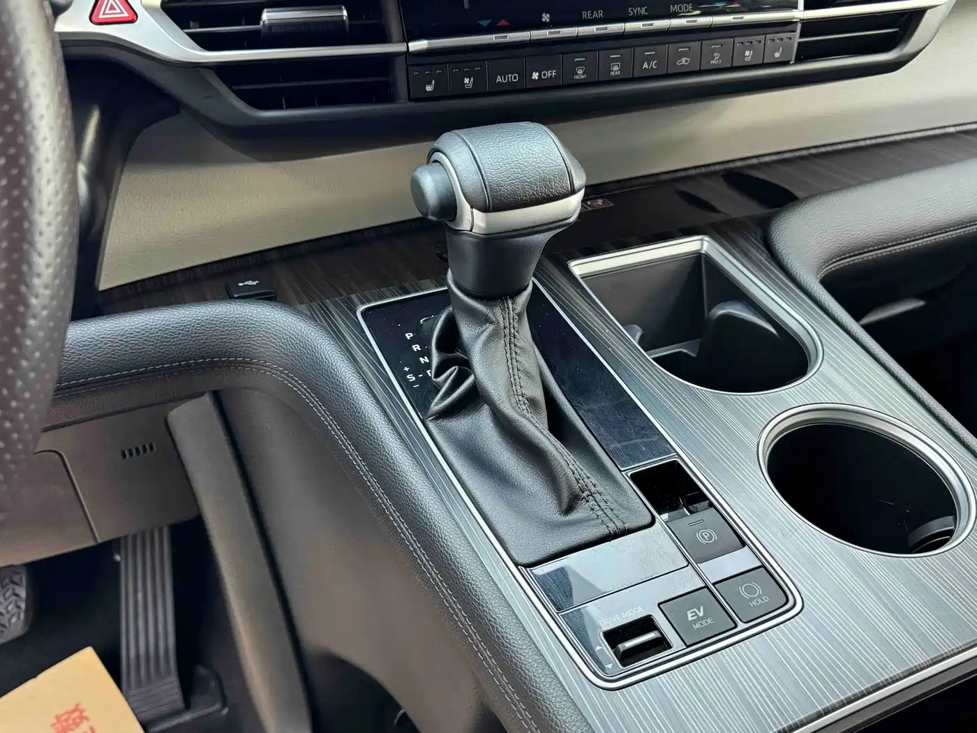 Toyota Granvia 2023 2.5L Hybrid Flagship VIP Edition фото 10