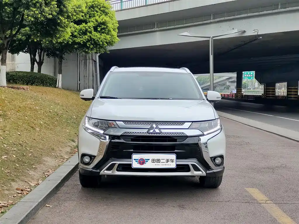 Mitsubishi Outlander 2019 2.4L 4WD Deluxe Edition 7-seater China V фото 2