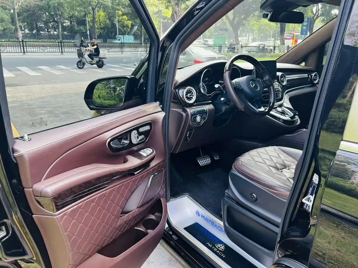 Mercedes-Benz V-Class 2018 V 260 L Premium Long Wheelbase Edition China VI фото 9