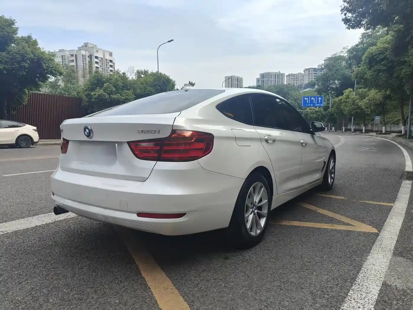 BMW 3 Series GT 2013 Model 320i Leading фото 6