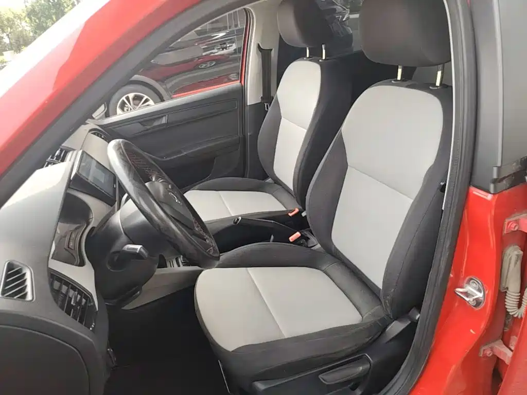 Škoda Fabia 2018 2017 1.4L Auto Car Enjoy Edition