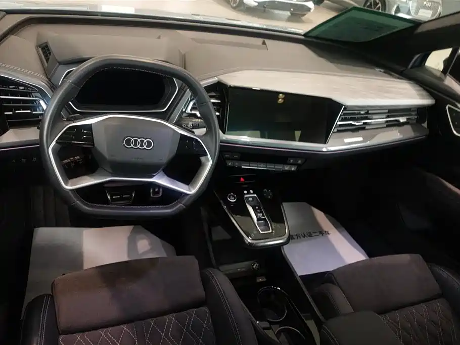 AUDI Q4 E TRON