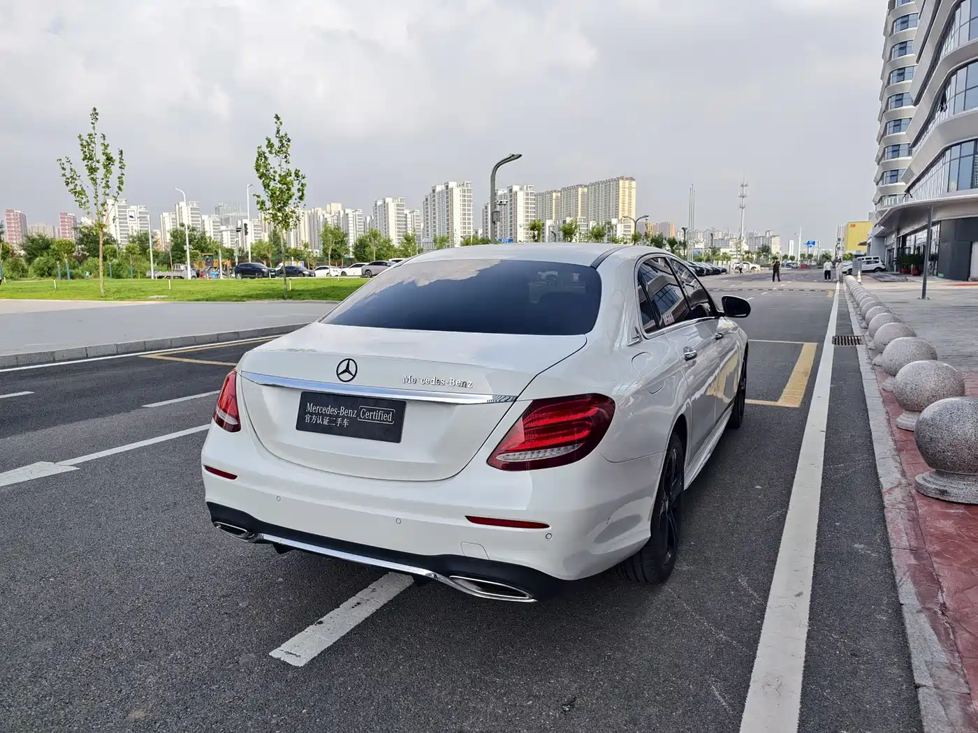 Photo 9 - Mercedes-Benz E-Class
