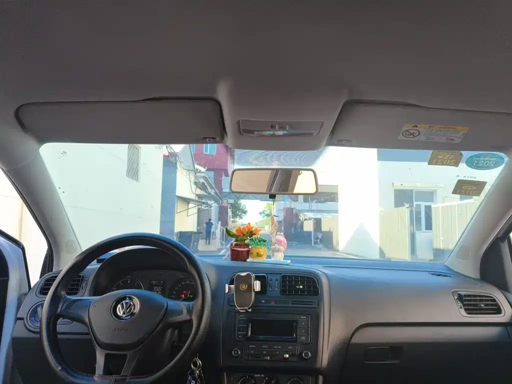 Volkswagen Polo 2016 1.4L Automatic Trend фото 14