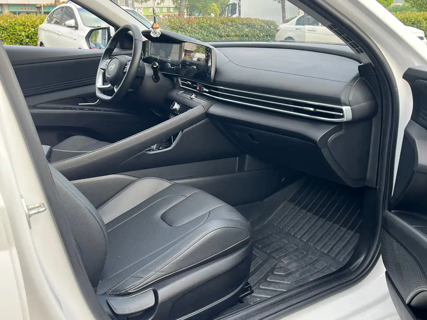 Hyundai Elantra 2023 Model 1.5L CVT LUX Premium Edition фото 12