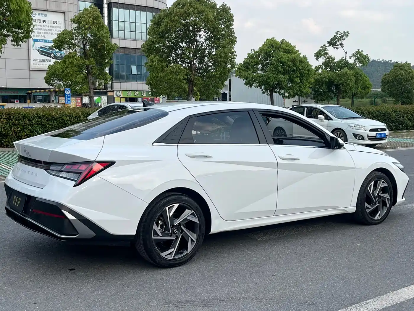 Hyundai Elantra 2023 Model 1.5L CVT LUX Premium Edition фото 13