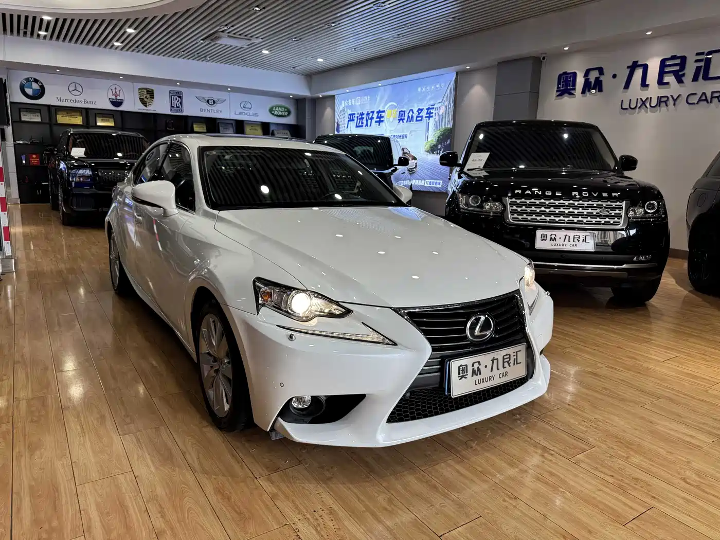 Lexus IS 2015 200t Leading Edition фото 3
