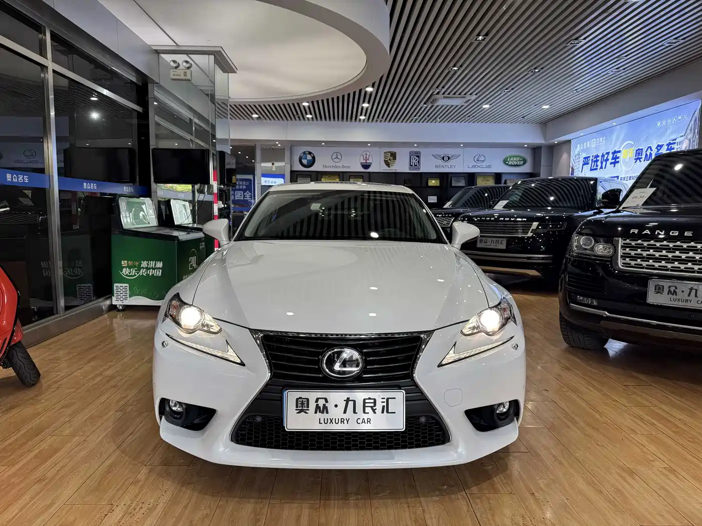 Lexus IS 2015 200t Leading Edition фото 2