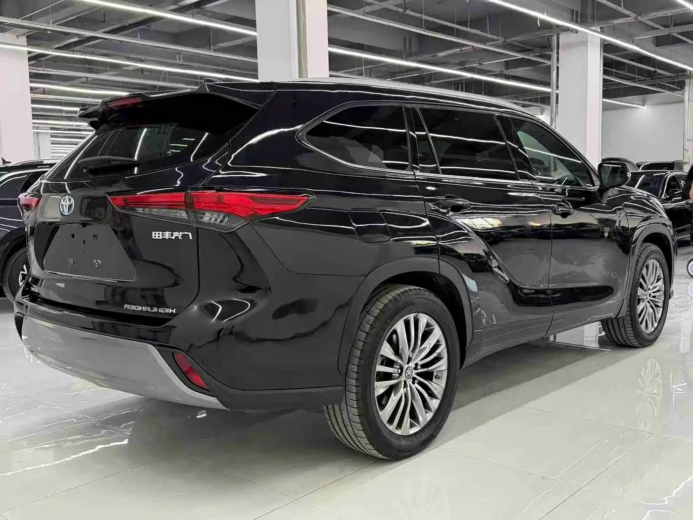 Toyota Highlander 2022 Model Dual Engine 2.5L 4WD Premium Edition 7-Seater фото 9