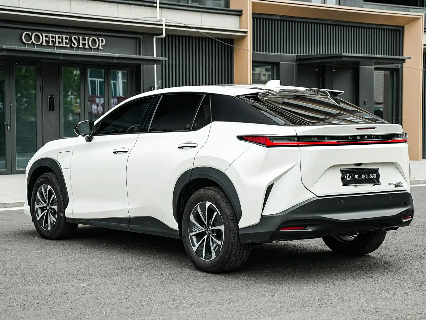 Lexus RZ 2023 450e 4WD Deluxe фото 6