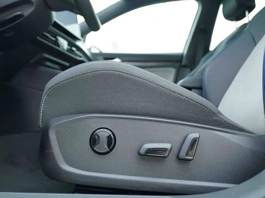 Volkswagen Golf 2025 2025 Facelift 300TSI R-Line